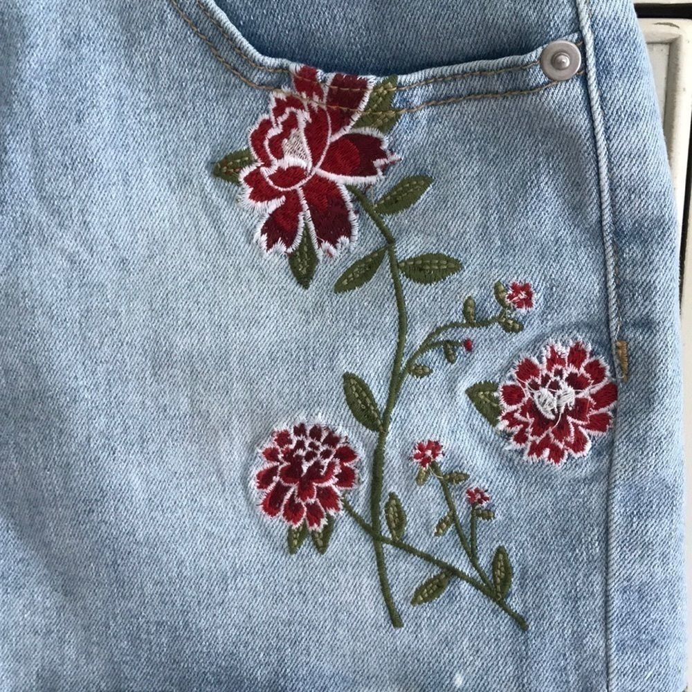 Ashley Mason Embroidered Cutoffs. Size 7 - Picture 2 of 9